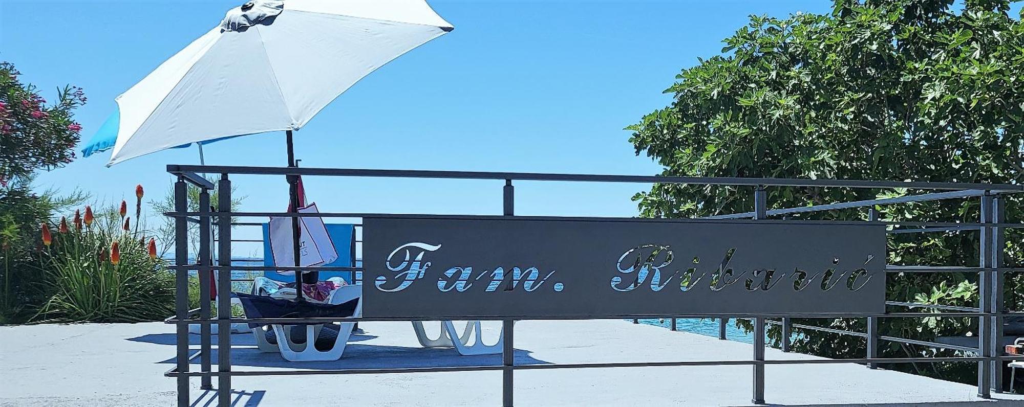 Apartments & Rooms Fam Ribaric Banjol エクステリア 写真