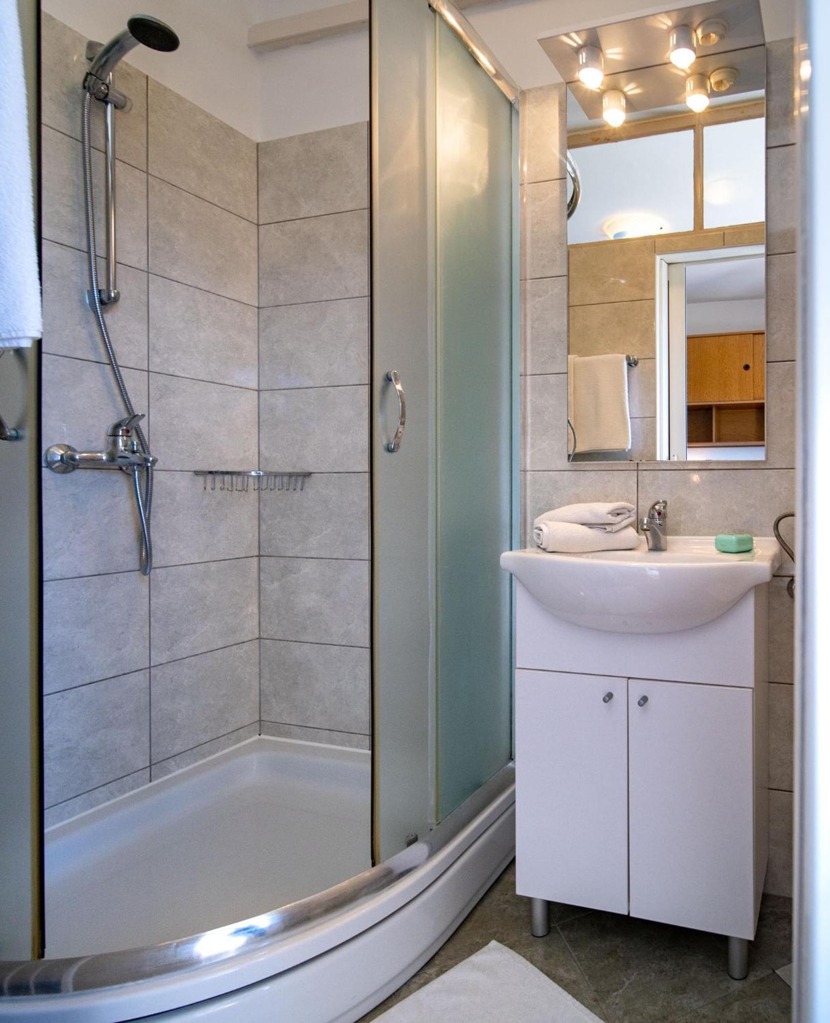 Apartments & Rooms Fam Ribaric Banjol エクステリア 写真
