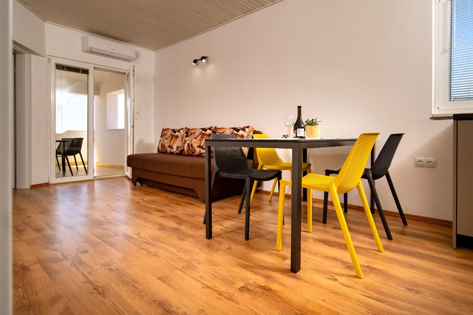 Apartments & Rooms Fam Ribaric Banjol エクステリア 写真