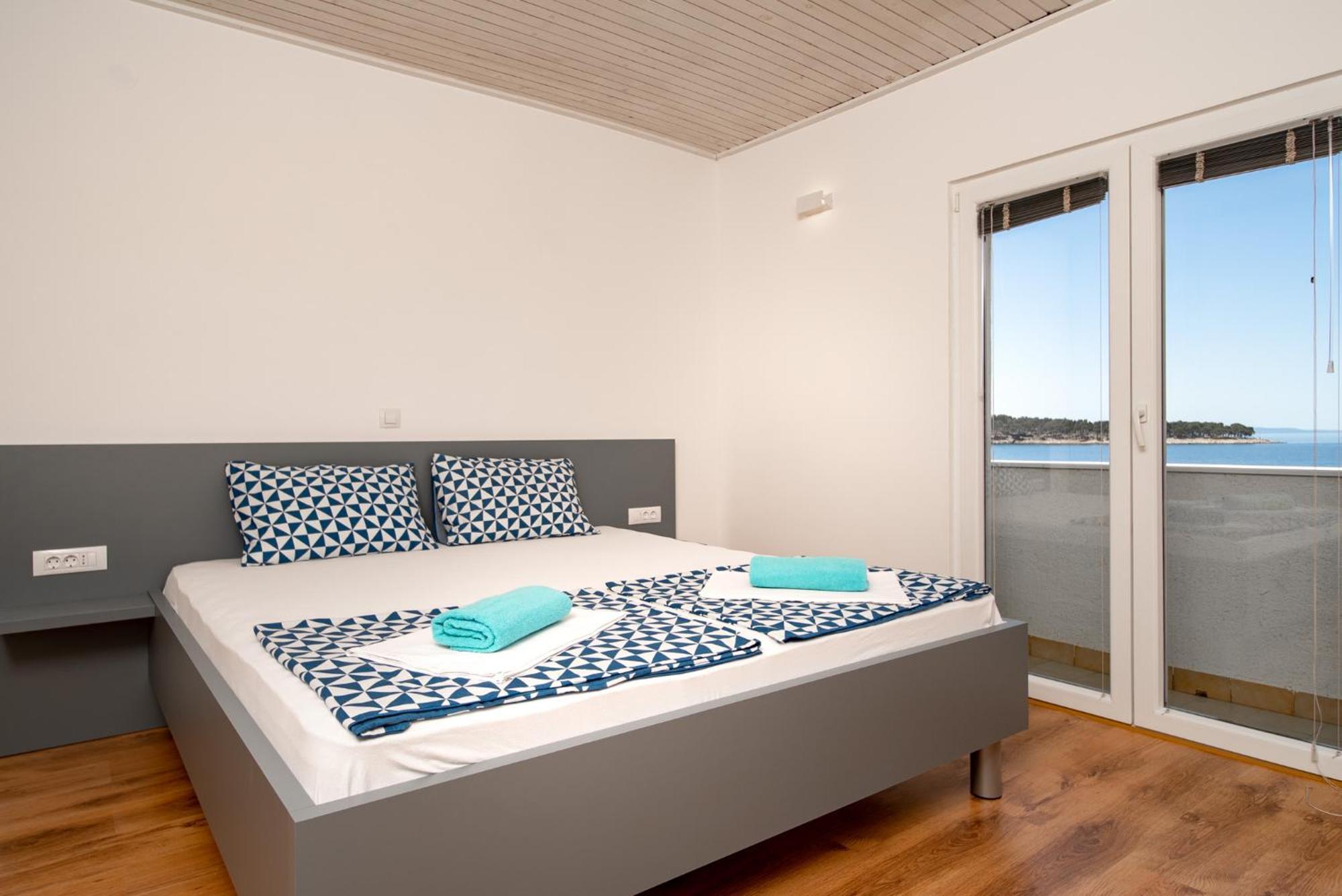 Apartments & Rooms Fam Ribaric Banjol エクステリア 写真