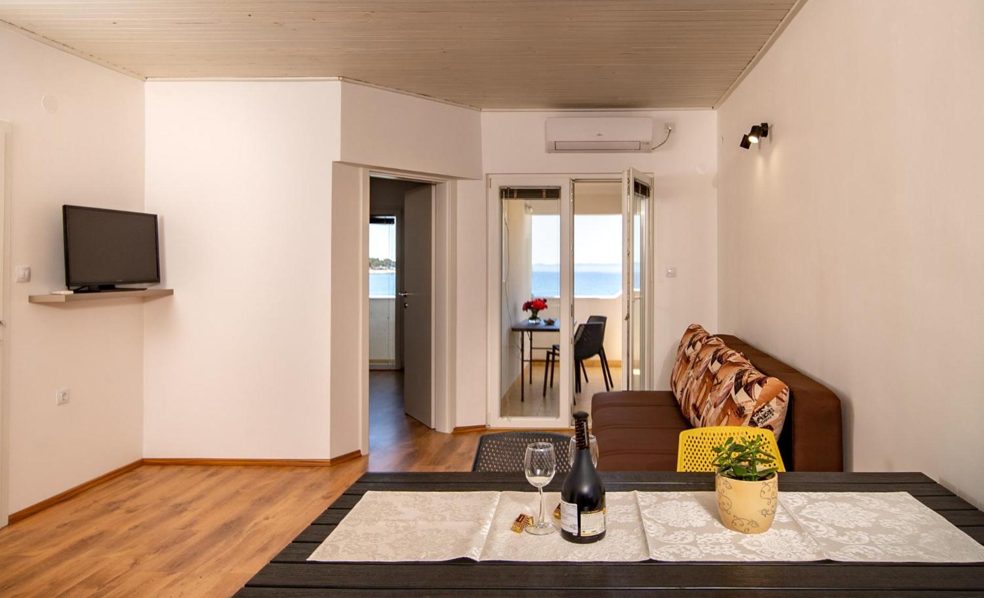 Apartments & Rooms Fam Ribaric Banjol エクステリア 写真