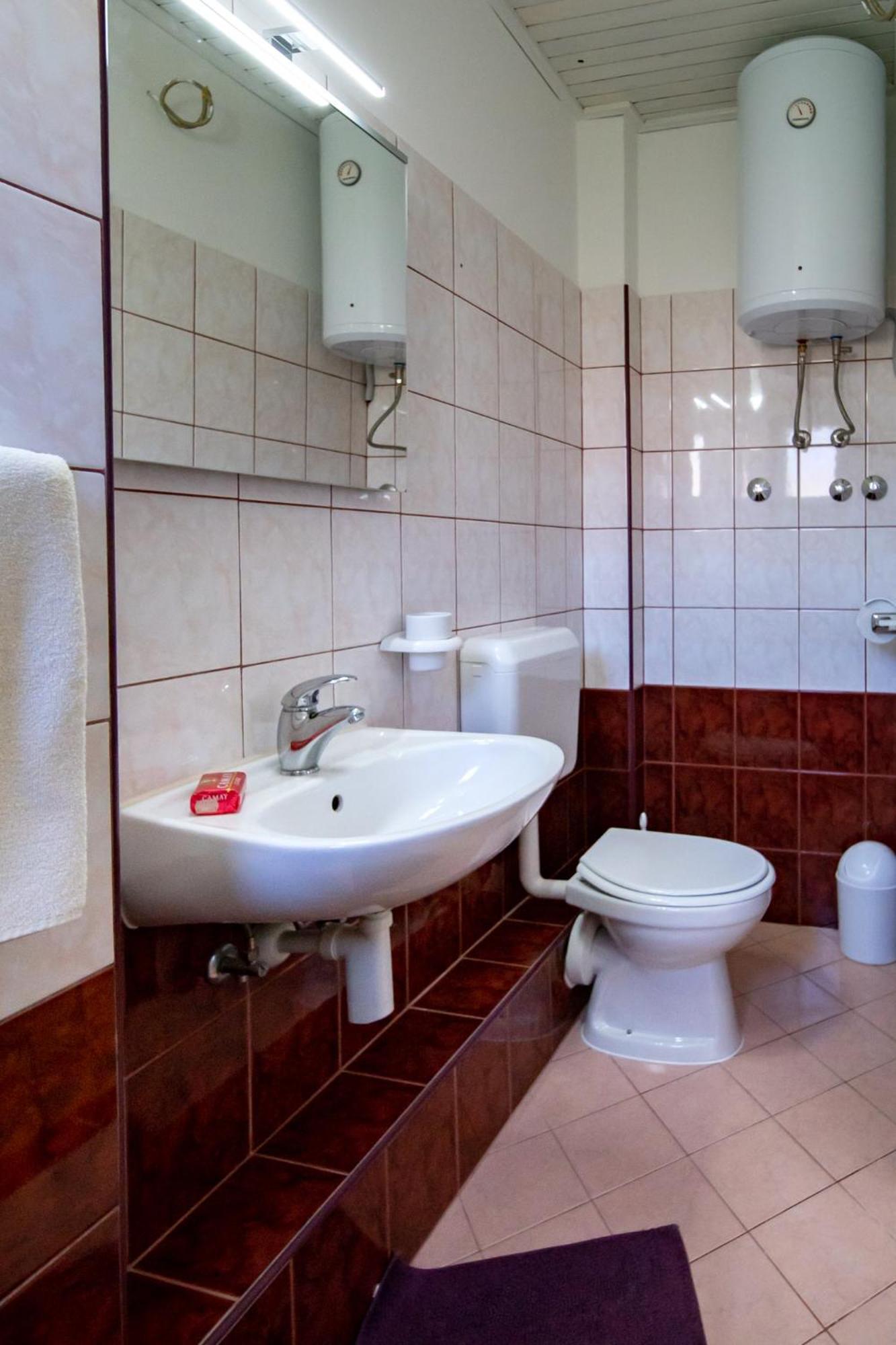 Apartments & Rooms Fam Ribaric Banjol エクステリア 写真