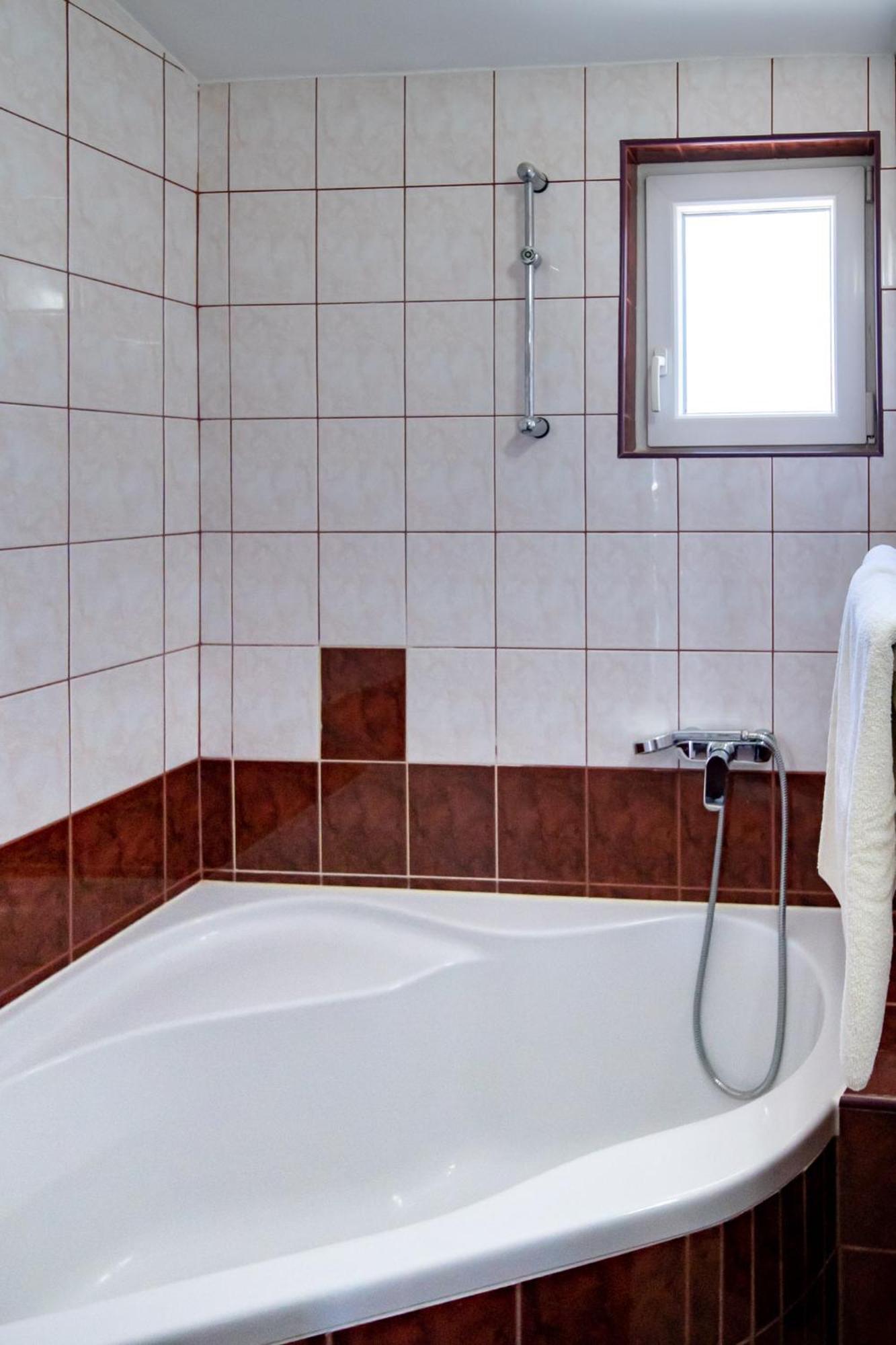 Apartments & Rooms Fam Ribaric Banjol エクステリア 写真