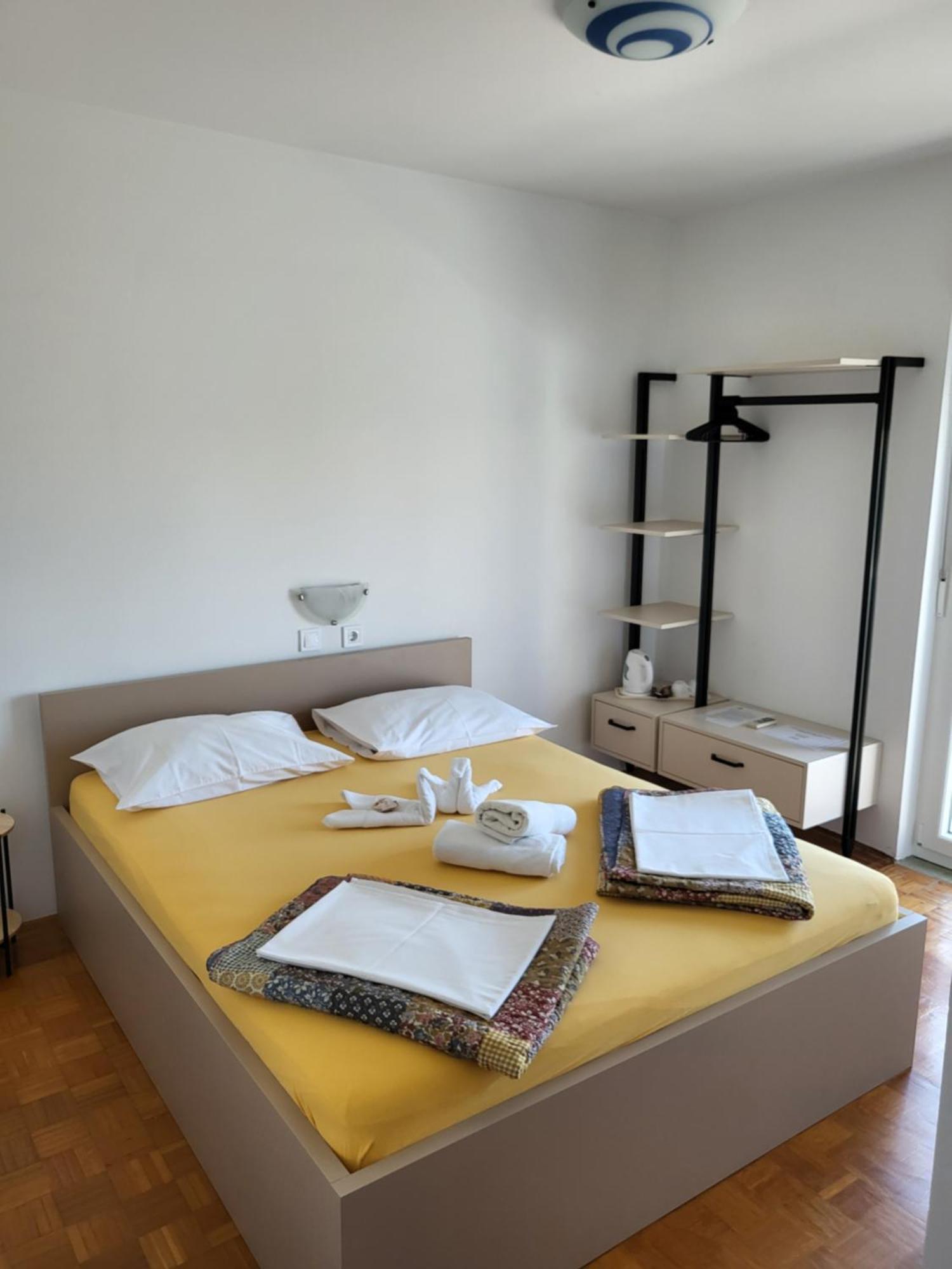 Apartments & Rooms Fam Ribaric Banjol エクステリア 写真
