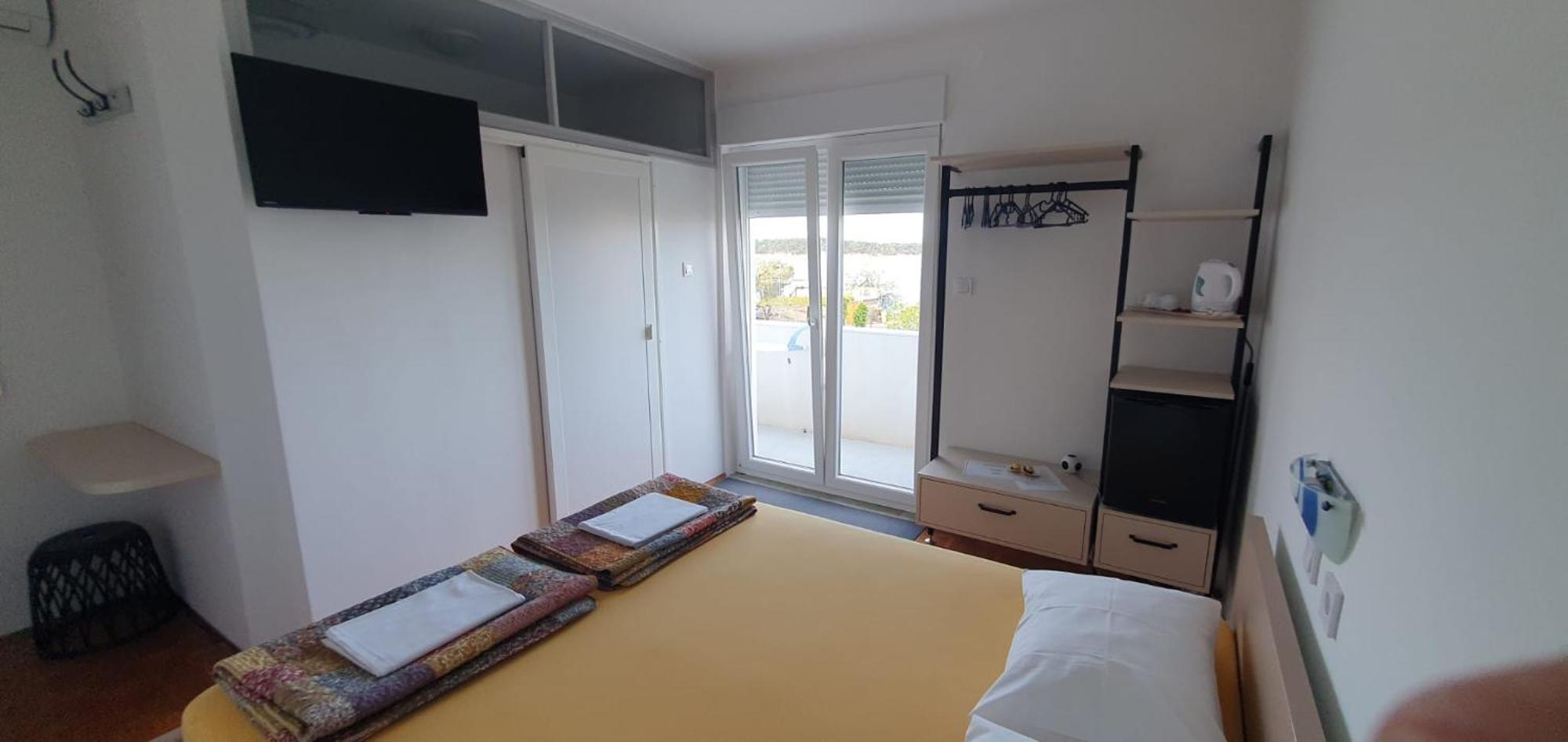 Apartments & Rooms Fam Ribaric Banjol 部屋 写真