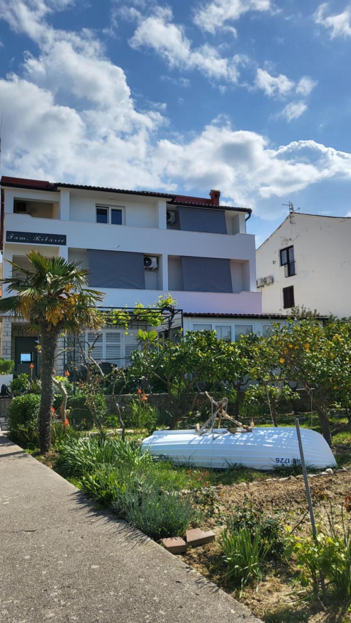 Apartments & Rooms Fam Ribaric Banjol エクステリア 写真