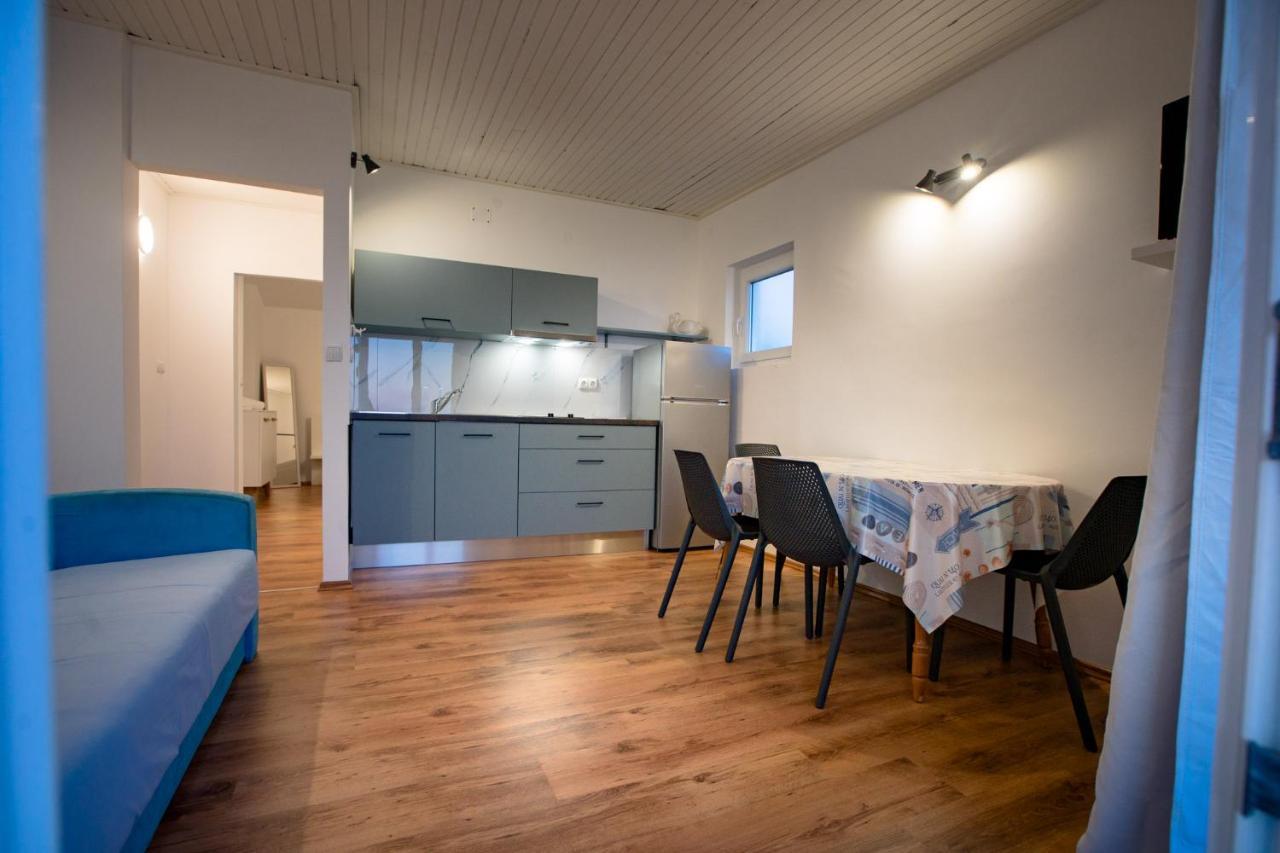 Apartments & Rooms Fam Ribaric Banjol エクステリア 写真