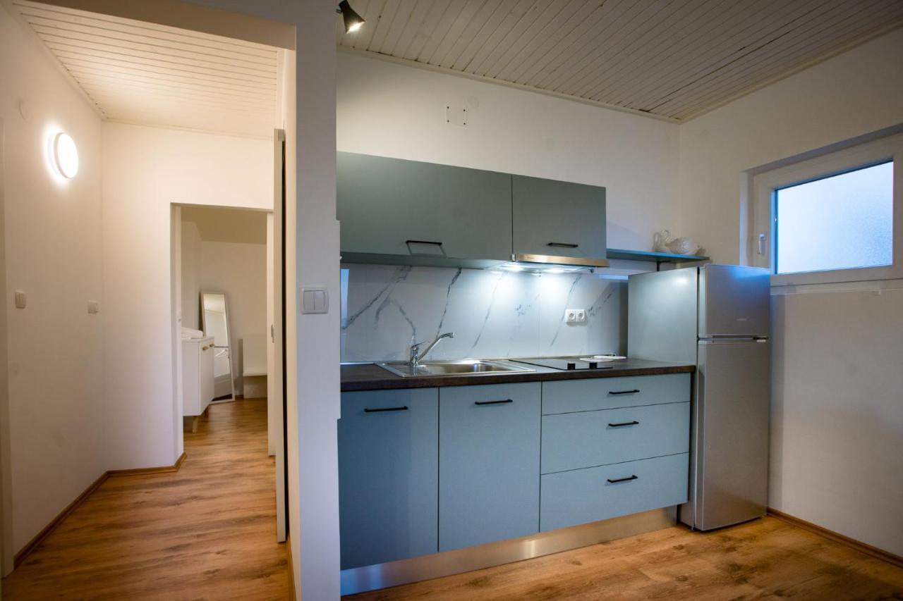 Apartments & Rooms Fam Ribaric Banjol エクステリア 写真