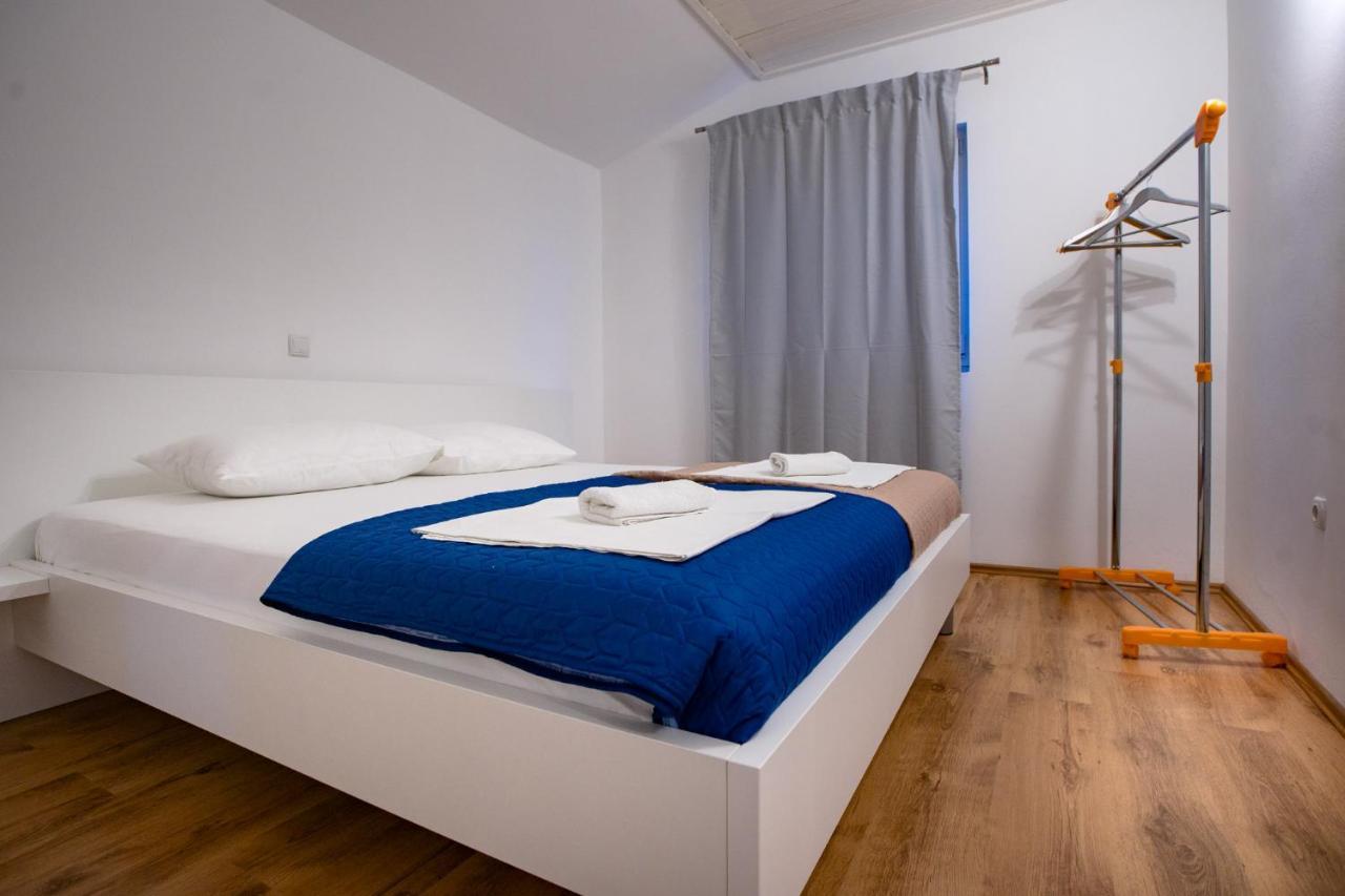 Apartments & Rooms Fam Ribaric Banjol エクステリア 写真