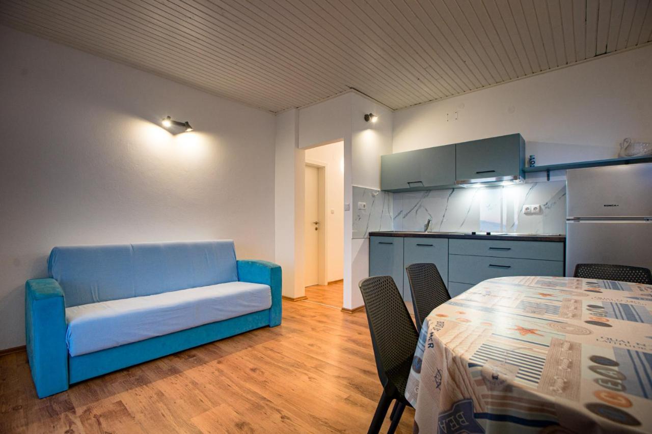 Apartments & Rooms Fam Ribaric Banjol エクステリア 写真