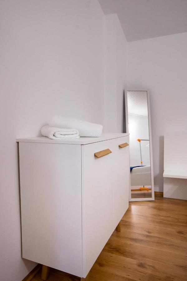 Apartments & Rooms Fam Ribaric Banjol エクステリア 写真